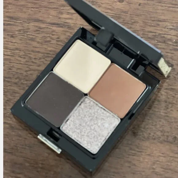 Trish McEvoy Makeup Wardrobing Refillable Compact with 4 Eye Shadows Case Only - Picture 2 of 4